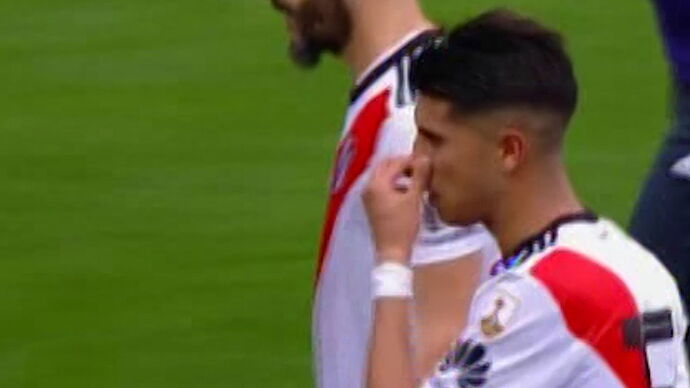 El-gesto-de-Palacios-a-los-hinchas-de-Boca-tapandose-la-nariz-1