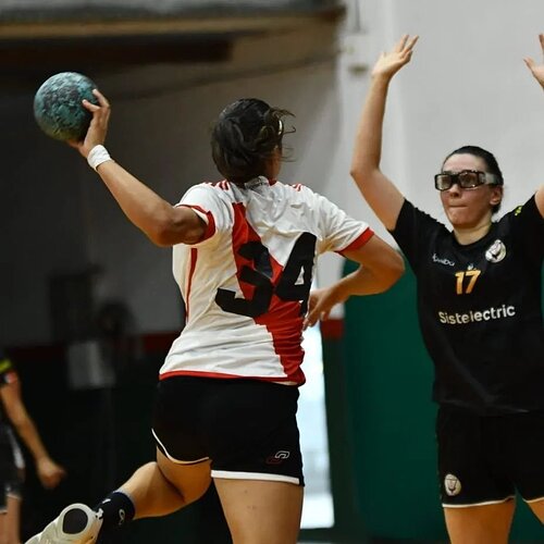 Photo shared by Pablo O. Nazur on March 16, 2024 tagging @berenicefrelier. May be an image of 3 people, people playing football, people playing soccer, ball, sports equipment and text that says '17 Sistelectric Si