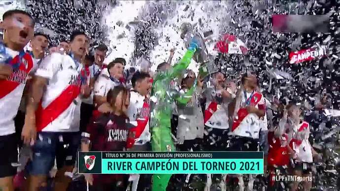 river-campeon-entrega-de-la-copa-a-leo-ponzio