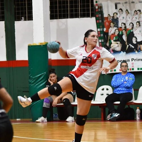 Photo shared by Pablo O. Nazur on March 16, 2024 tagging @maicarletti. May be an image of 4 people, people playing voleyball, ball, sports equipment and text.