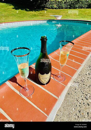 celebracion-para-dos-con-don-perignon-champagne-junto-a-la-piscina-la-buena-vida-s42rr3