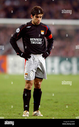 juninho-pernambucano-de-l-olympique-lyonnais-met-en-ligne-un-coup-de-pied-gratuit-avant-de-marquer-g95r89
