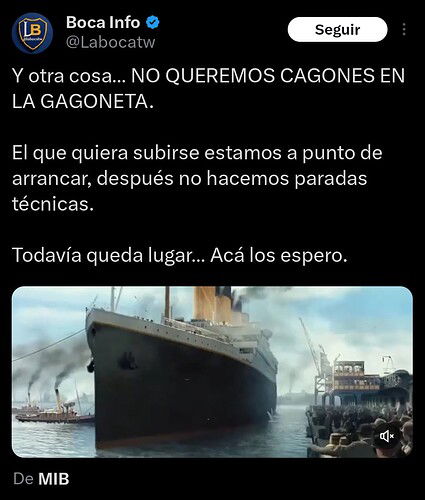 La imagen muestra una persona sonriente cerca de un <lake> rodeado de árboles y flores, con un cielo claro y soleado al fondo. (Subtitulado por IA)