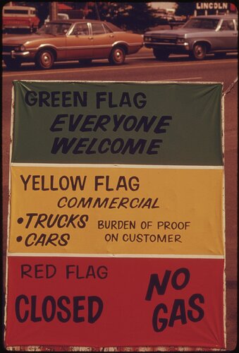 GASOLINE_DEALERS_IN_OREGON_DISPLAYED_SIGNS_EXPLAINING_THE_FLAG_POLICY_DURING_THE_FUEL_CRISIS_IN_THE_WINTER_OF..._-NARA-_555518