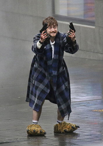 harry-potter-daniel-radcliffe-holding-guns-in-bear-feet-twitter-reactions-2