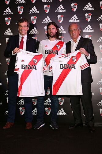 nueva-camiseta-River-presento-adidas_OLEIMA20140916_0200_1