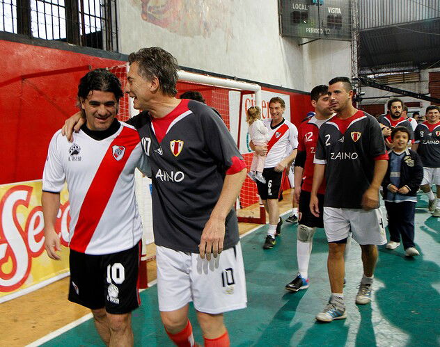 Mauricio_Macri_participó_de_un_partido_de_fútbol_con_Ariel_Ortega_y_Enzo_Francéscoli_(9723450213)