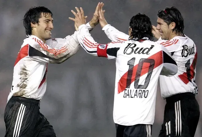 ⚽️ LA DELANTERA DEL 2005🐔 El Muñeco Gallardo, Marcelo Salas y el Tecla Farías compartieron equipo en .... ..........#riverplate #riverretro #river #millo #millonario #elmasgrande #futbolargentino #futbolretro #golesretros
