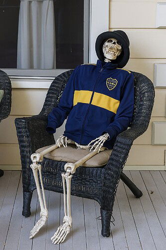 Esqueleto con chaqueta de Boca Juniors