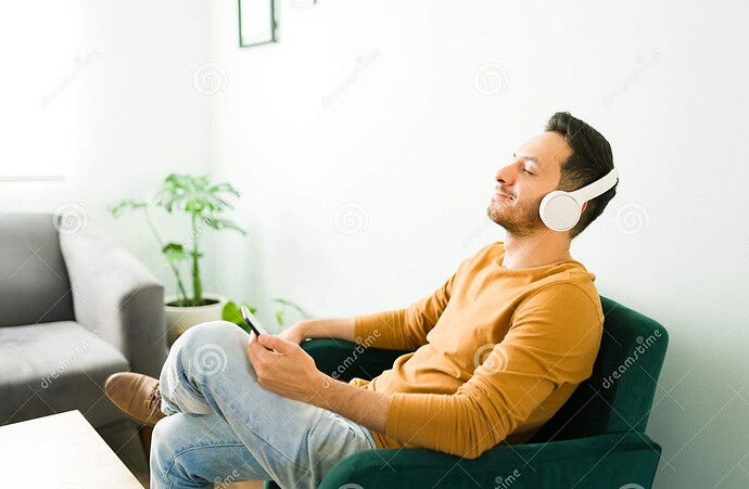 hombre-tranquilo-escuchando-música-relajante-en-casa-relajado-adulto-disfrutando-de-su-canción-favorita-y-con-auriculares-joven-211512528