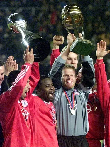 Bayern-Muchich-defender-Samuel-Kuffour-2nd-L-of-dfb91d5663138c7106ffb1faf89239c4