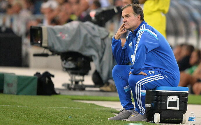 bielsa-sentado-en-nevera_e05fd619-bf61-4855-9626-f7e677f3217b