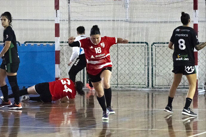 Photo by Fe.Me.Bal. on May 24, 2024. May be an image of 4 people, people playing voleyball, people playing football, people playing soccer, ball, sports equipment and text that says '離 金 18 avalian maniacs ___A un