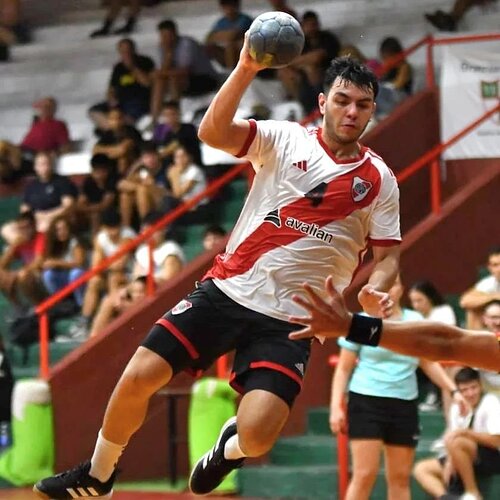 Photo shared by Pablo O. Nazur on March 16, 2024 tagging @tomicenerei. May be an image of 6 people, people playing football, people playing soccer, ball, sports equipment and text that says 'avalian'.