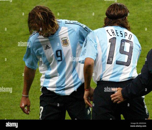 el-argentino-gabriel-batistuta-l-es-sustituido-por-hernan-crespo-durante-su-partido-de-las-finales-de-la-copa-mundial-f-con-inglaterra-en-el-estadio-sapporo-dome-el-7-de-junio-de-2002-reuters-ruben-sprich-rs-gb-jdp-2d3e52n