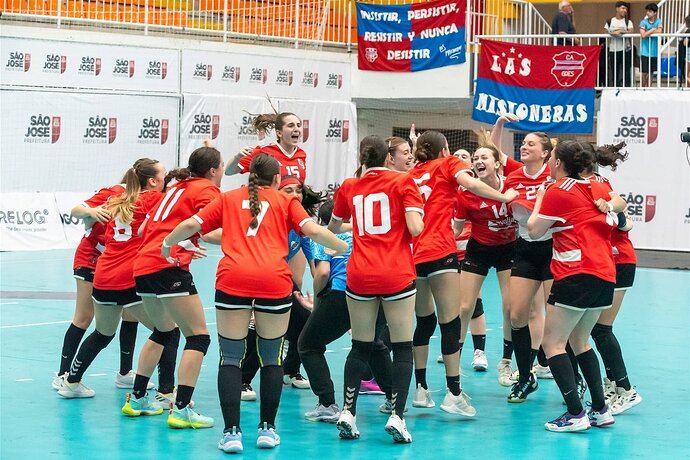 Photo by Fe.Me.Bal. on May 23, 2024. May be an image of 11 people, people playing voleyball and text that says '5Ả0 SAO OSE INSISTIR, PERSISTIR, RESISTIR NUNCA DESISTIR 選路選醬盟 SAON SẢO 8 JOSE PREFEITURA ON SÃO JOSE