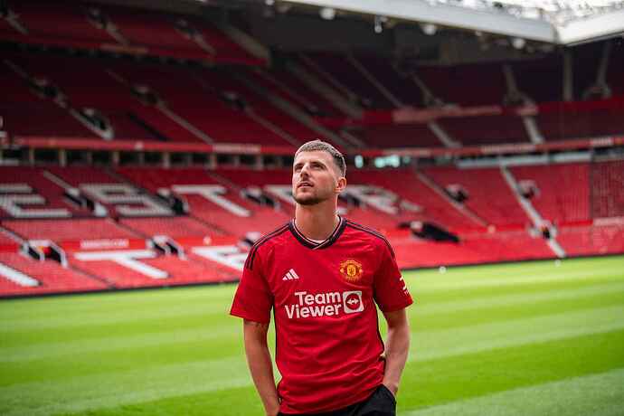 Old_Trafford_Home_Kit_BTS_201688546044650