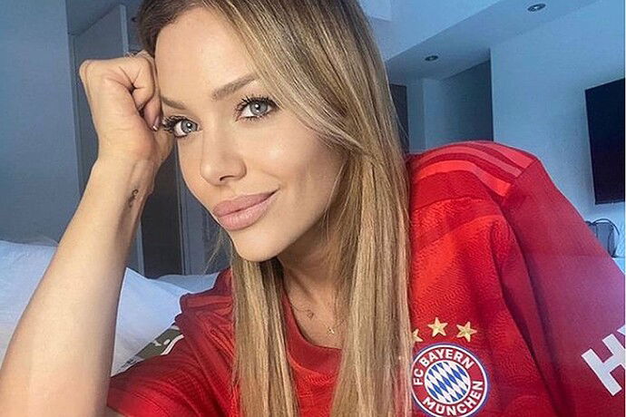 evangelina-anderson-posa-con-la-camiseta-del-6MKTZBDISNDI3GFPFQLIZ7EIHY