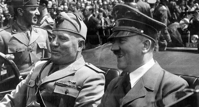 Hitler Mussolini riendo 2