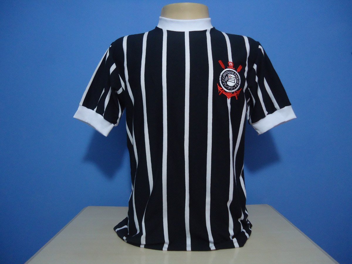 Camiseta de fútbol, de color negro, con un rayo en el medio de