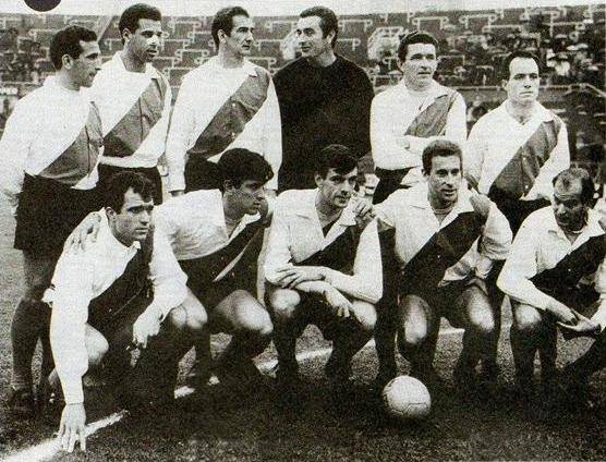 1963-11-27 Menotti con la camiseta de River