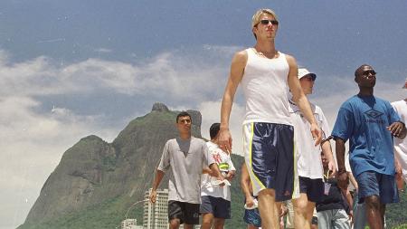 jogadores-do-manchester-united-passeiam-pelo-rio-de-janeiro-durante-o-mundial-2000