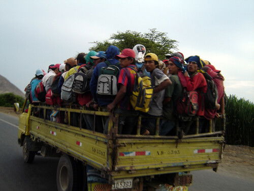 ch-camion-cargado-de-gente-de-piura-peru