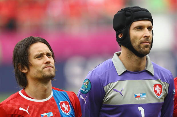 petr-cech-y-thomas-rosicky--en-un-partido-con-la-republica-checa--afp-efe