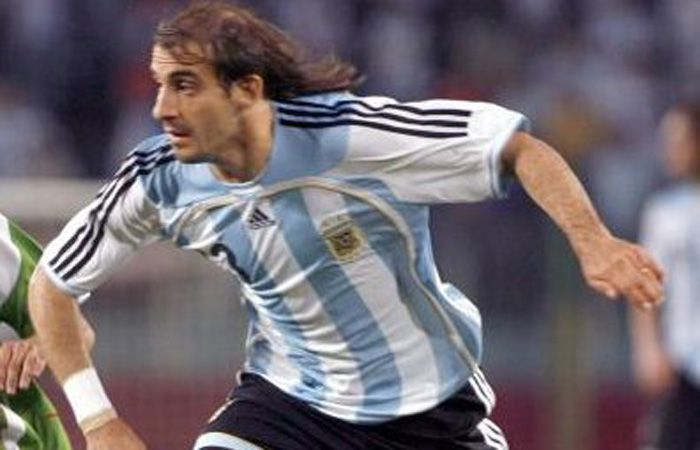 javier-pinola-su-unico-encuentro-la-camiseta-albiceleste (1)