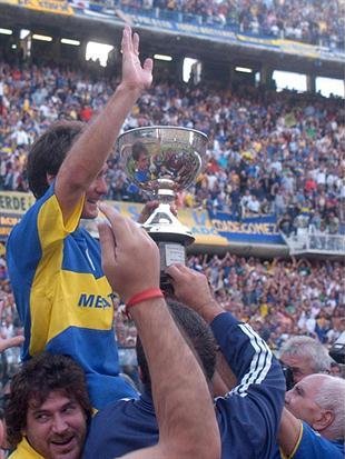 2003- Clausura 2003 - Boca 2 River 2 - Guillermo levanta la copa
