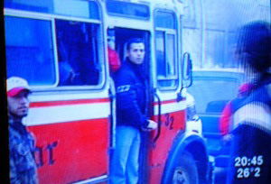 adrian bajando del micro
