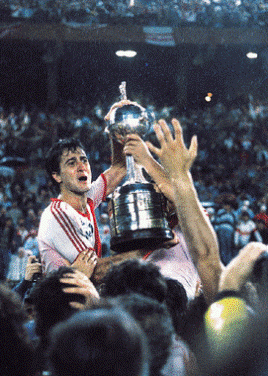 alonso levanta copa libertadores 86