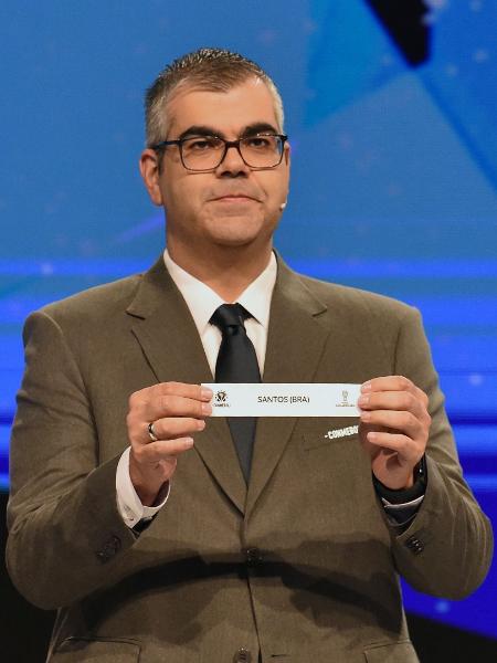 diretor-de-competicoes-da-conmebol-fred-nantes-sorteia-o-santos-no-mata-mata-da-copa-sul-americana-1653671413849_v2_450x600