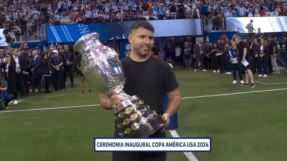 futbol-mundial-sergio-kun-aguero-llevo-trofeo-copa-america-previo-al-argentina-vs-canada-n445012-970x545-1023369