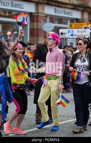 un-hombre-joven-bien-vestido-llevaba-una-boina-rosa-2018-tomando-parte-en-el-desfile-del-orgullo-gay-de-manchester-pgrm54