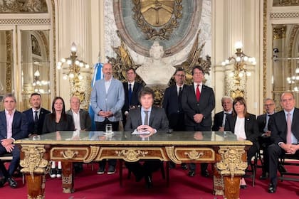 milei-anuncia-un-decreto-para-desregular-la-6WWFMXUIK5FPRJLBB3AB3SJ5UQ