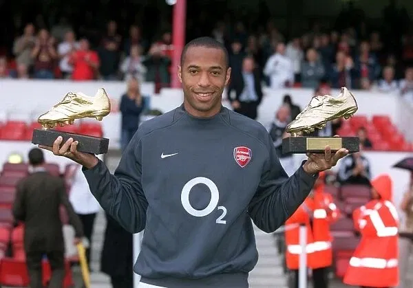 thierry-henry-arsenalwith-golden-boot-awards-97188.jpg