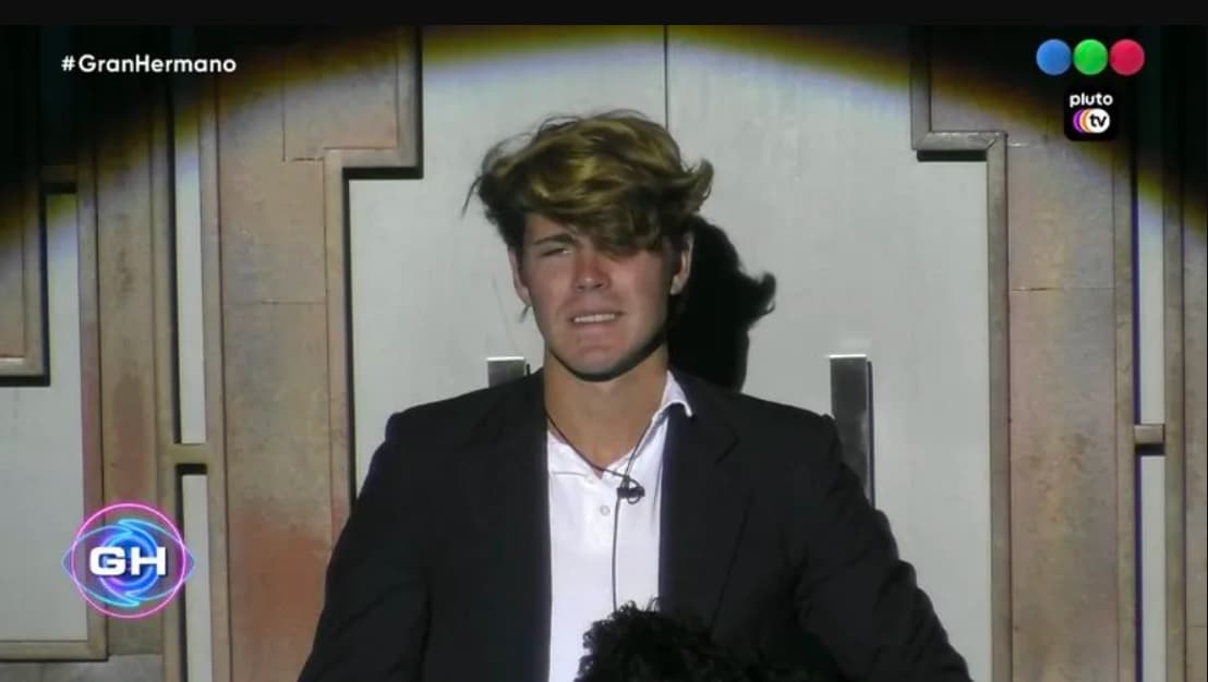 La imagen muestra un paisaje natural con un <tag>lake</tag> tranquilo rodeado de árboles y montañas en el fondo, con un cielo despejado y nubes blancas flotando sobre él. (Subtitulado por IA)