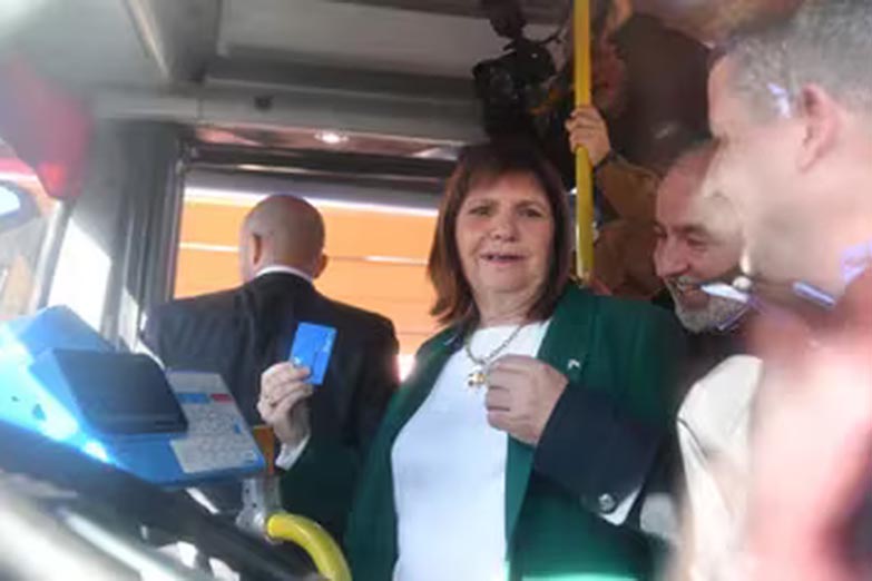 Foto_20240509_patricia-bullrich-sube-paro-colectivo-captura-video